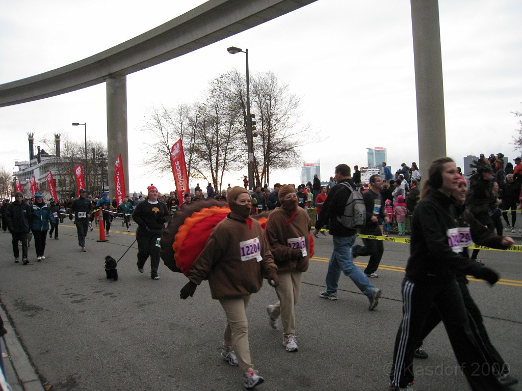 Detroit Turkey Trot 10K 2009 056.jpg - The 2009 Detroit Turkey trot 10K was run on November 29, 2009. A chilly and blustery day. Lots of costumes and racers though, 12400 strong!
